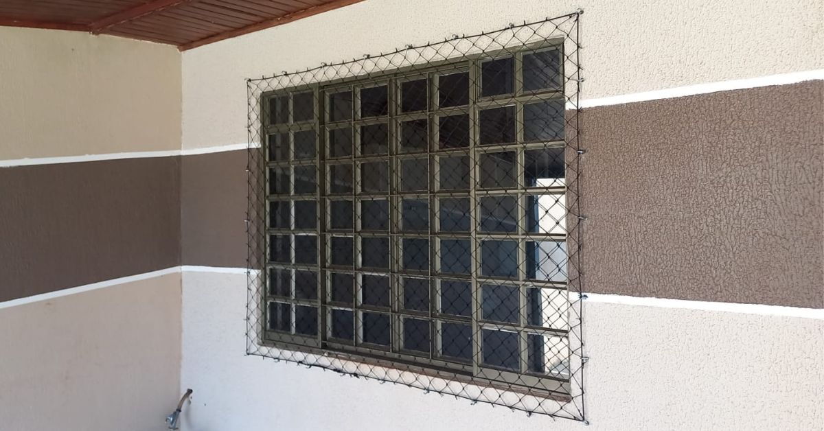 Detalhe de rede de proteção preta instalada em janela